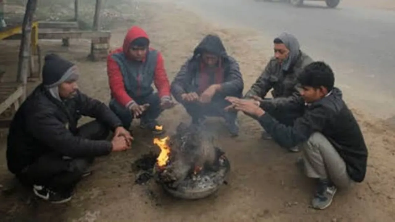 दिल्ली में ठंड से ठिठुरे लोग, 2.4 डिग्री सेल्सियस पर गिरा पारा