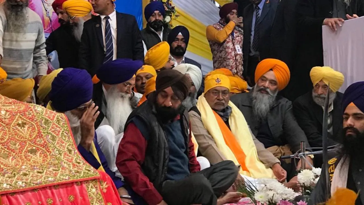 गुरु गोबिंद सिंह के प्रकाश पर्व पर पटना साहिब पहुंचे नीतीश कुमार, गुरुद्वारे में टेका मत्था