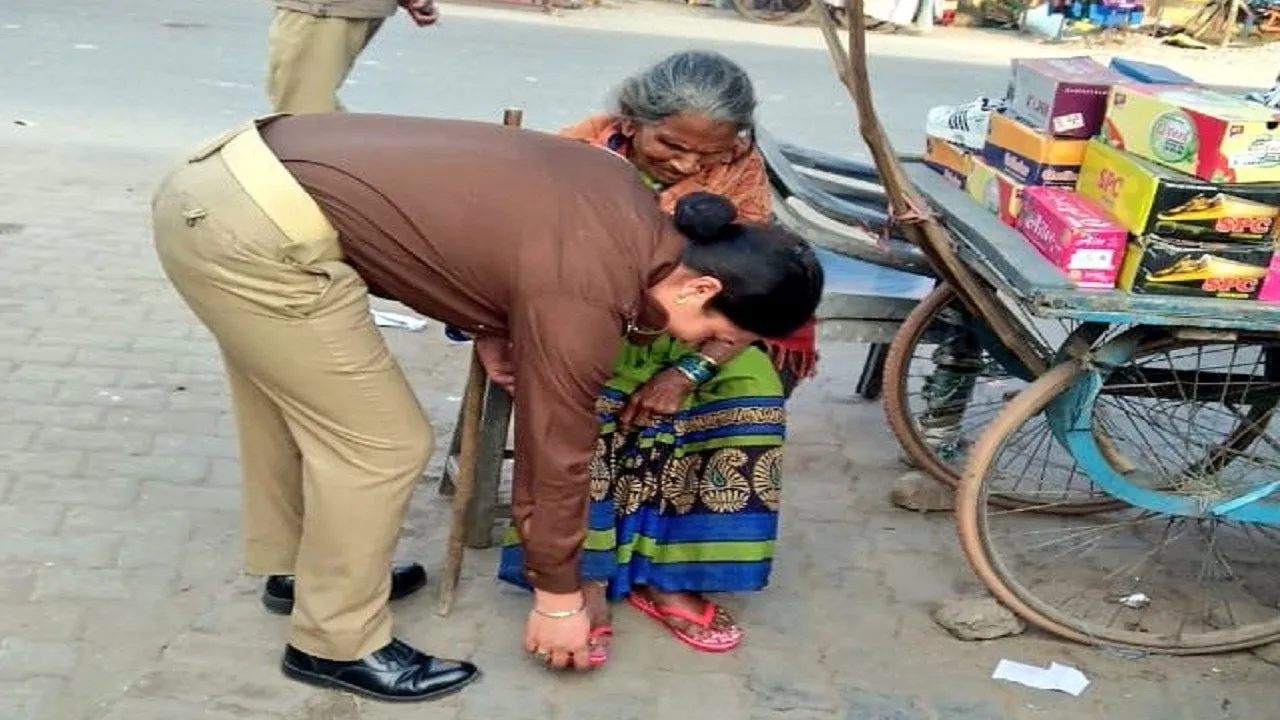 VIRAL: कड़कड़ाती ठंड में नंगे पांव खड़ी बुजुर्ग महिला के लिए पुलिसकर्मी ने खरीदी चप्पल, जमकर हो रही तारीफ