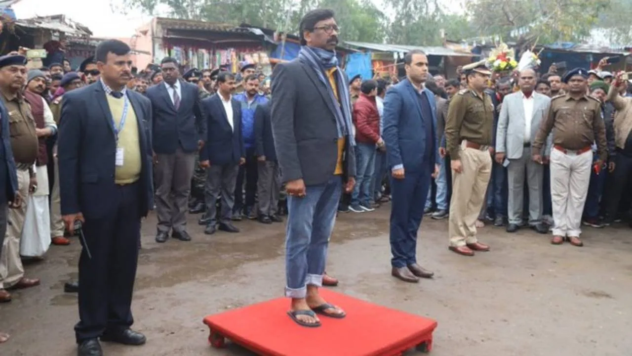 चप्पल पहन गार्ड ऑफ ऑनर लेने पहुंचे हेमंत सोरेन, बोले- जल्द खत्म करूंगा पुरानी परंपरा