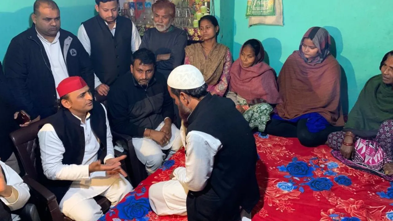 CAA प्रदर्शन में मारे गए मोहम्मद वकील के घर पहुंचे अखिलेश, परिजनों से की मुलाकात