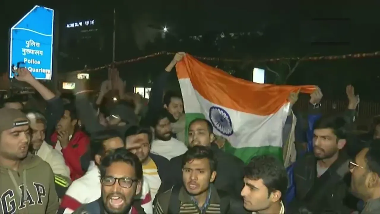 JNU हिंसा के खिलाफ दिल्ली पुलिस मुख्यालय के बाहर जुटे छात्र, किया विरोध प्रदर्शन