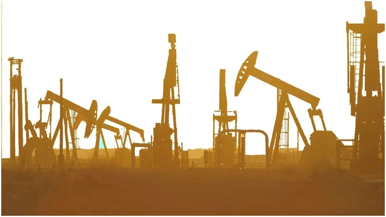 मध्यपूर्व में तनाव से कच्चे तेल (Crude) में लगी आग, ब्रेंट क्रूड 70 डॉलर के पार