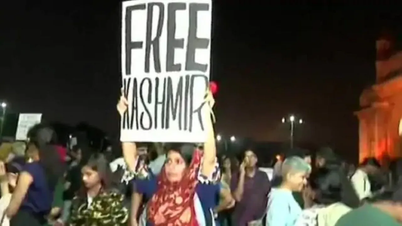 JNU हमले के खिलाफ मुंबई में हुए प्रदर्शन में लहराया 'फ्री कश्मीर' का पोस्टर, देखें Video