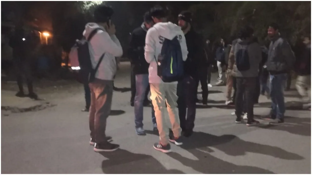 JNU Violence : कुछ छात्रों ने दिल्‍ली पुलिस को जेएनयू में फ्लैग मार्च करने से रोका