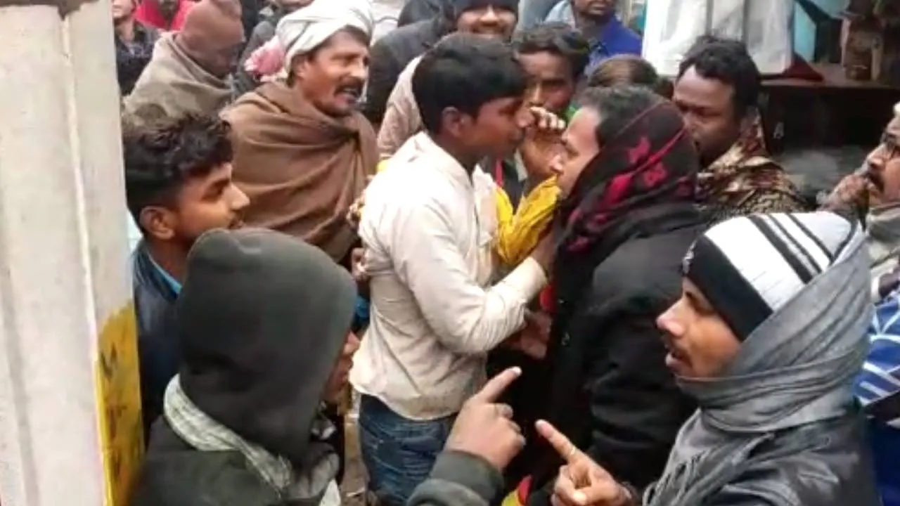 दुकान से साइकिल चुराकर भाग रहे थे दो चोर, लोगों ने पकड़कर धुना