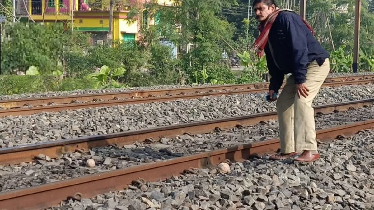 पश्चिम बंगाल: नॉर्थ 24 परगना के रेलवे स्टेशन के पास से 4 कच्चा बम बरामद