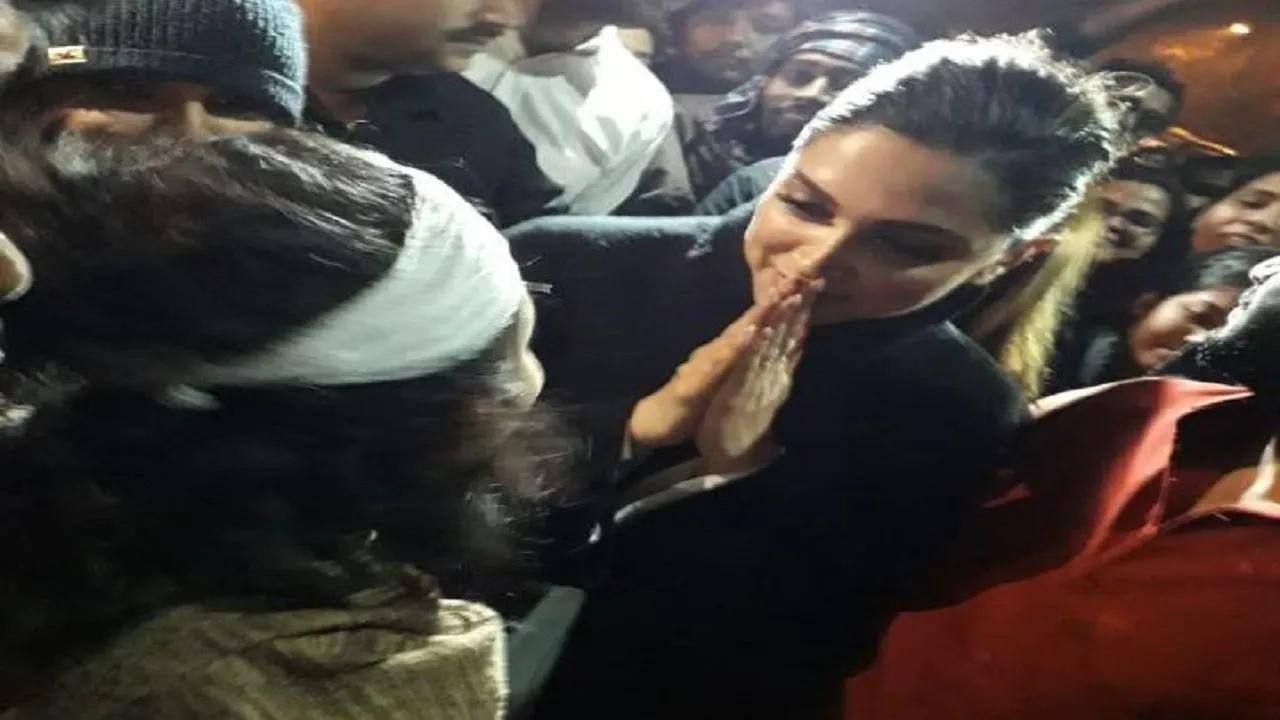 JNU छात्रों के साथ खड़ी दिखीं दीपिका पादुकोण