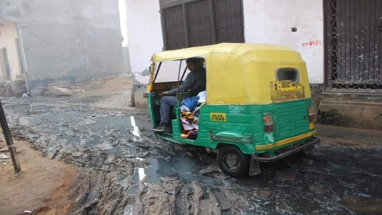 Viral: अरविंद केजरीवाल ने दिल्ली नें बनवाईं यूरोप जैसी सड़कें! फोटो शेयर करना भूल गए मुख्यमंत्री