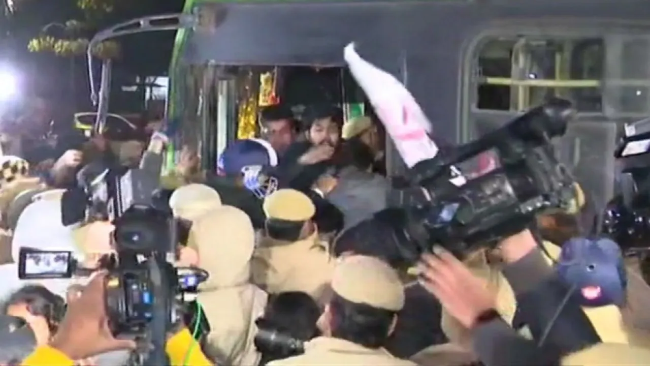 JNU छात्र पर सख्त हुई दिल्ली पुलिस, राष्ट्रपति भवन से जाने से रोका; कई प्रदर्शनकारी हिरासत में