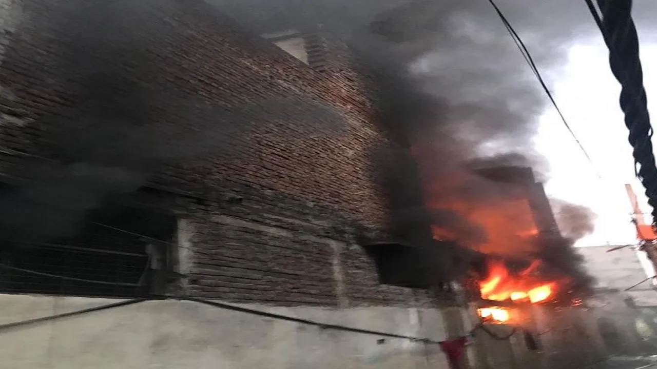 Delhi: मायापुरी इलाके में लगी भीषण आग, फायर ब्रिगेड की 20 गाड़ियां पहुंची; मचा हड़कंप