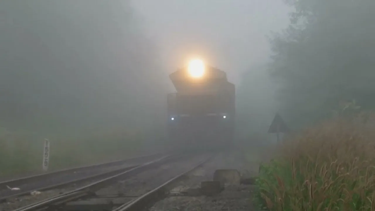 Railway Alert! कोहरे के आगे धीमी हुई रेल की रफ्तार,  26 ट्रेनें एक से पांच घंटे लेट