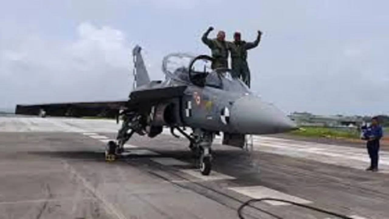 INS विक्रमादित्य पर पहली बार स्वदेशी लड़ाकू विमान ने किया लैंड, राजनाथ सिंह ने DRDO-नौसेना को दी बधाई