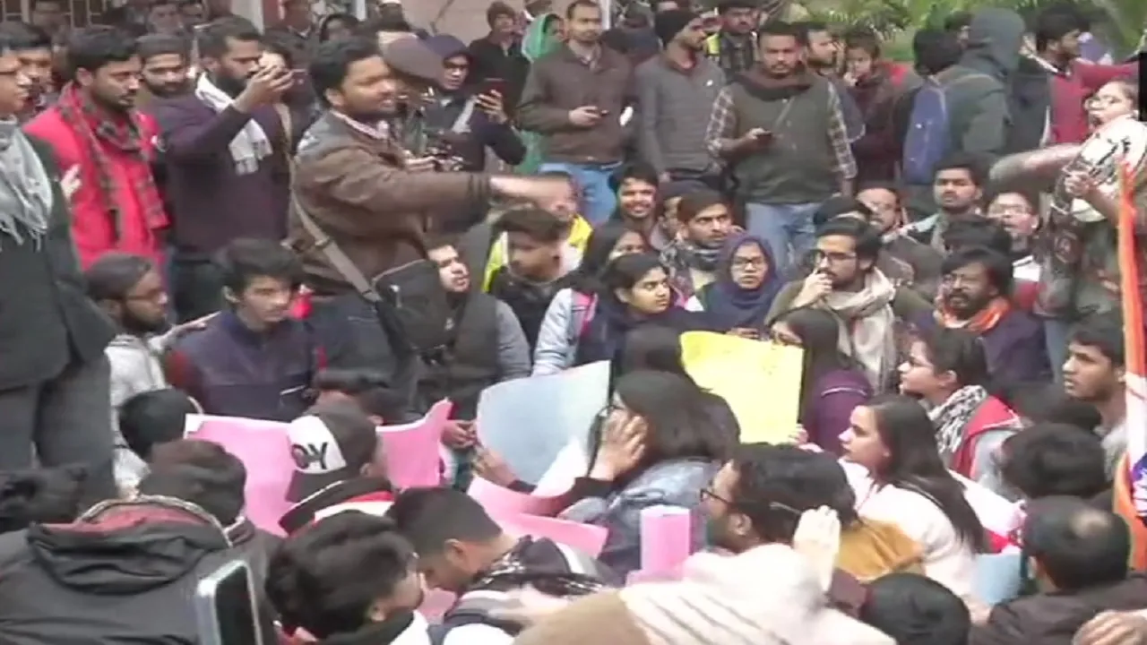 Jamia Protest: जामिया में छात्रों ने की नारेबाजी, VC दफ्तर का किया घेराव