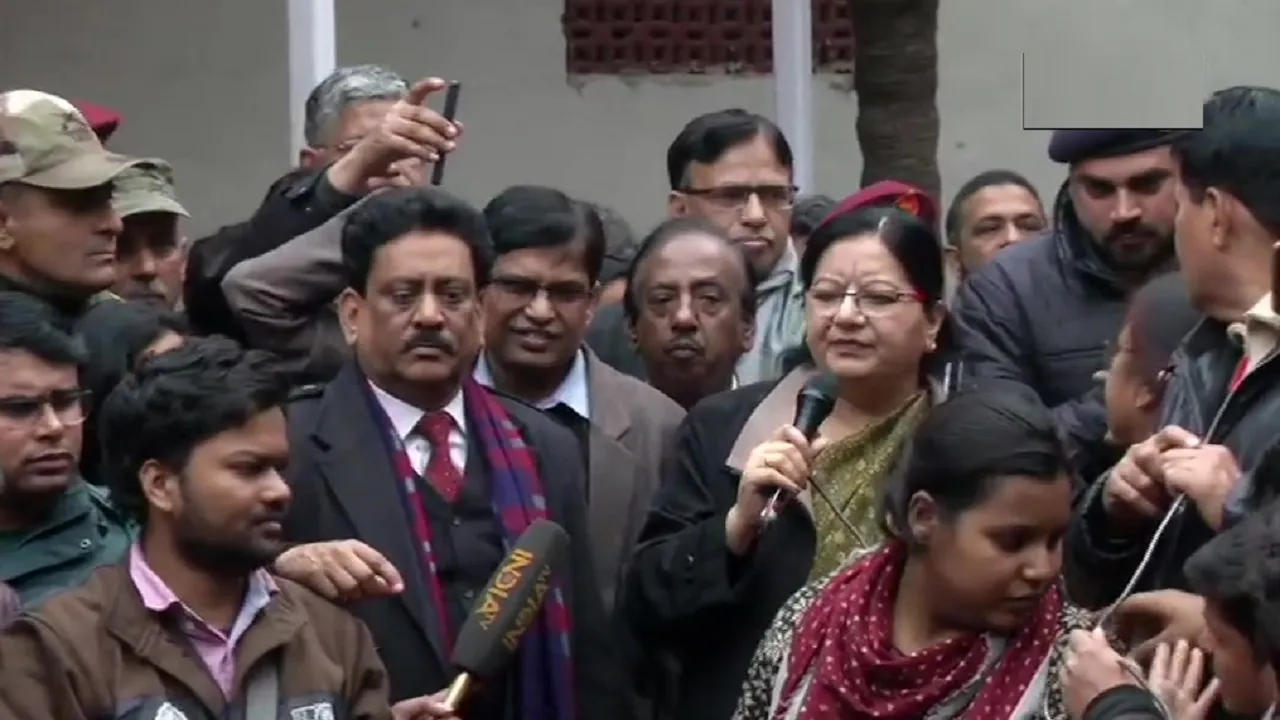 छात्रों के बीच पहुंचीं जामिया VC, बोलीं- बिना वजह कैंपस में कैसे घुसी पुलिस, हम कोर्ट तक जाएंगे