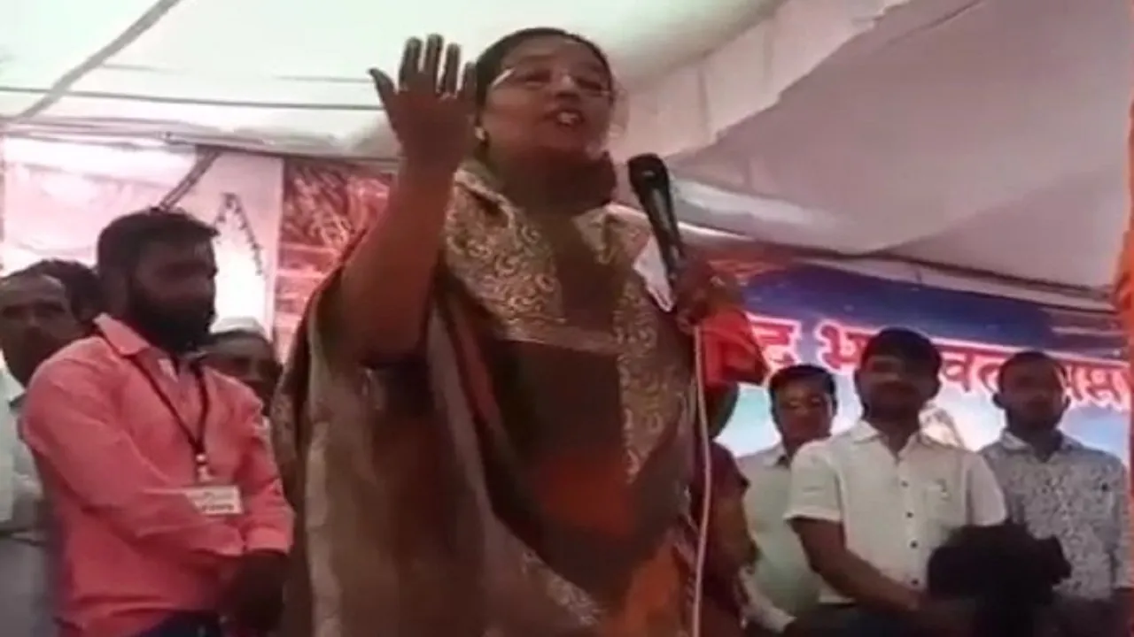 गाय को छूने से हमारे अंदर की नकारात्मकता दूर हो जाती है, उद्धव सरकार में मंत्री का पशु प्रेम