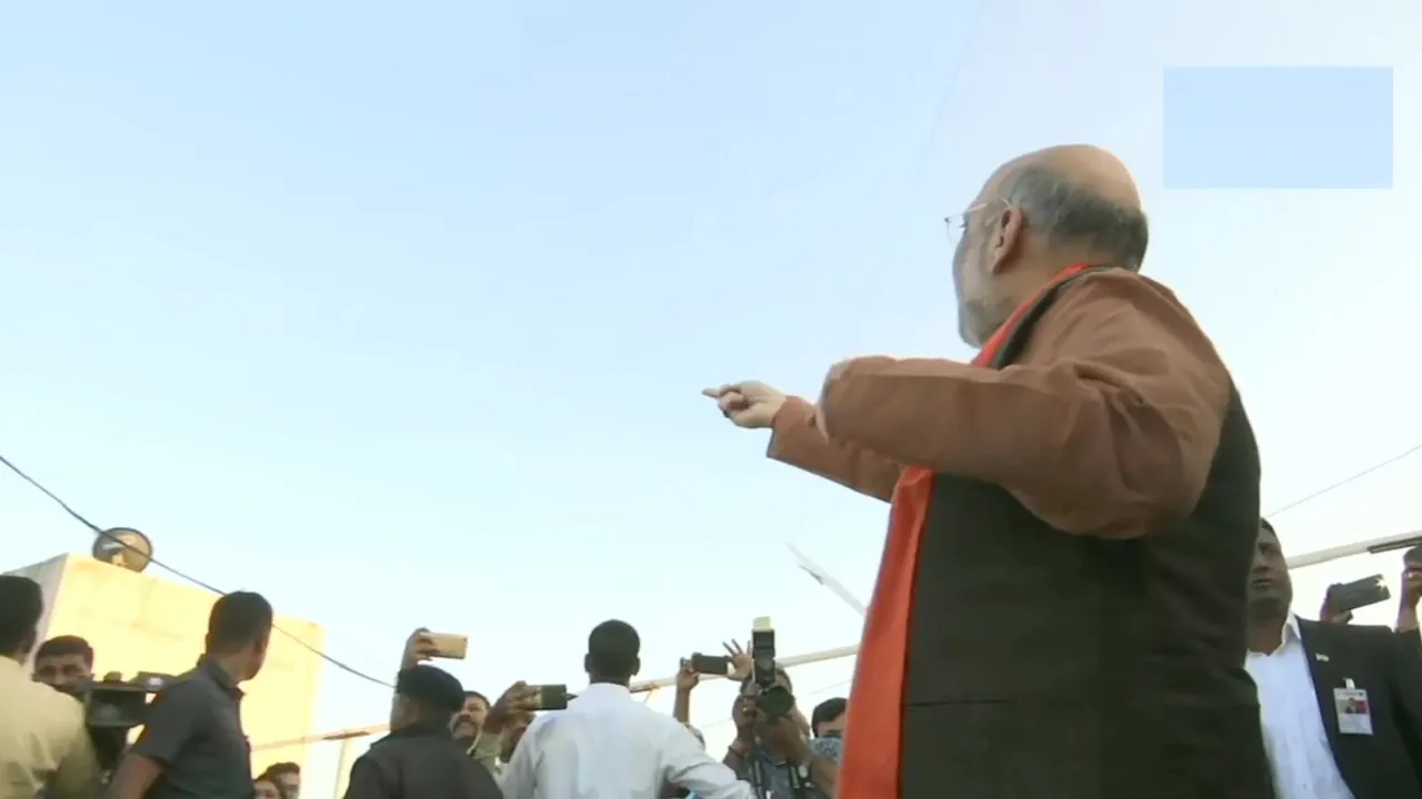 VIDEO: अहमदाबाद में उत्तरायण कार्यक्रम में गृह मंत्री अमित शाह ने उड़ाई पतंग