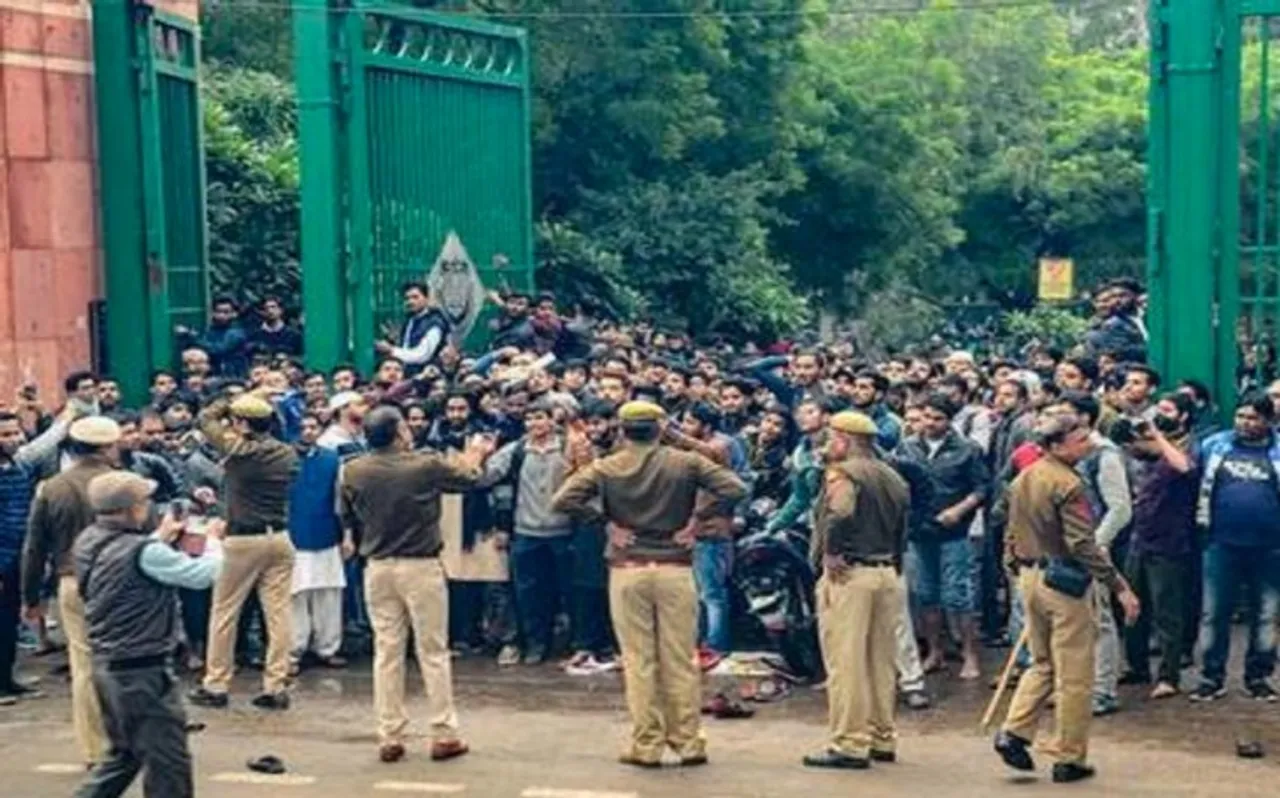 JNU हिंसा में होगा और खुलासा, व्‍हाट्सऐप ग्रुप के 34 लोगों को पुलिस भेजेगी नोटिस