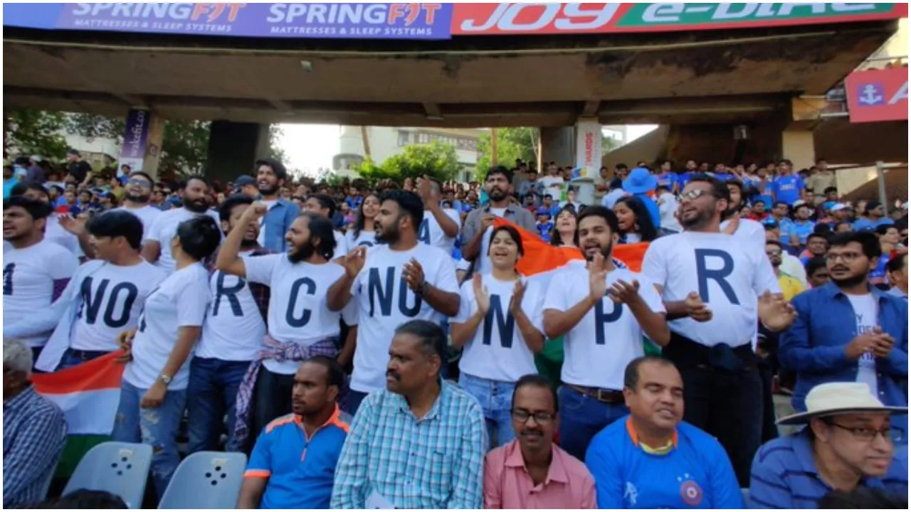 भारत बनाम आस्‍ट्रेलिया मैच के दौरान NRC और CAA का समर्थन और विरोध