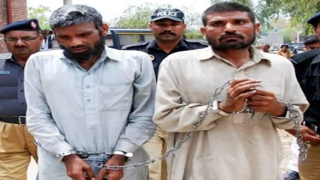 कब्र खोदकर 150 लाशें खा चुके हैं पाकिस्तान के ये नरभक्षी, पुलिस ने घर से बरामद किया था बच्चे का कटा हुआ सिर