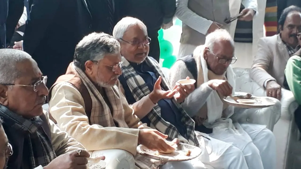 मकर संक्रांति पर 'दही-चूड़ा' भोज में चढ़ा सियासी रंग, जुटा NDA कुनबा
