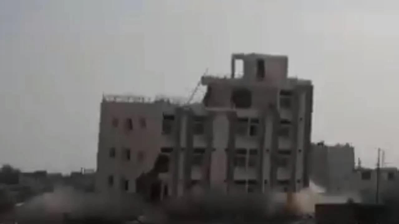 Video: इंदौर में चार मंजिला भवन को विस्फोट से ढहाया गया