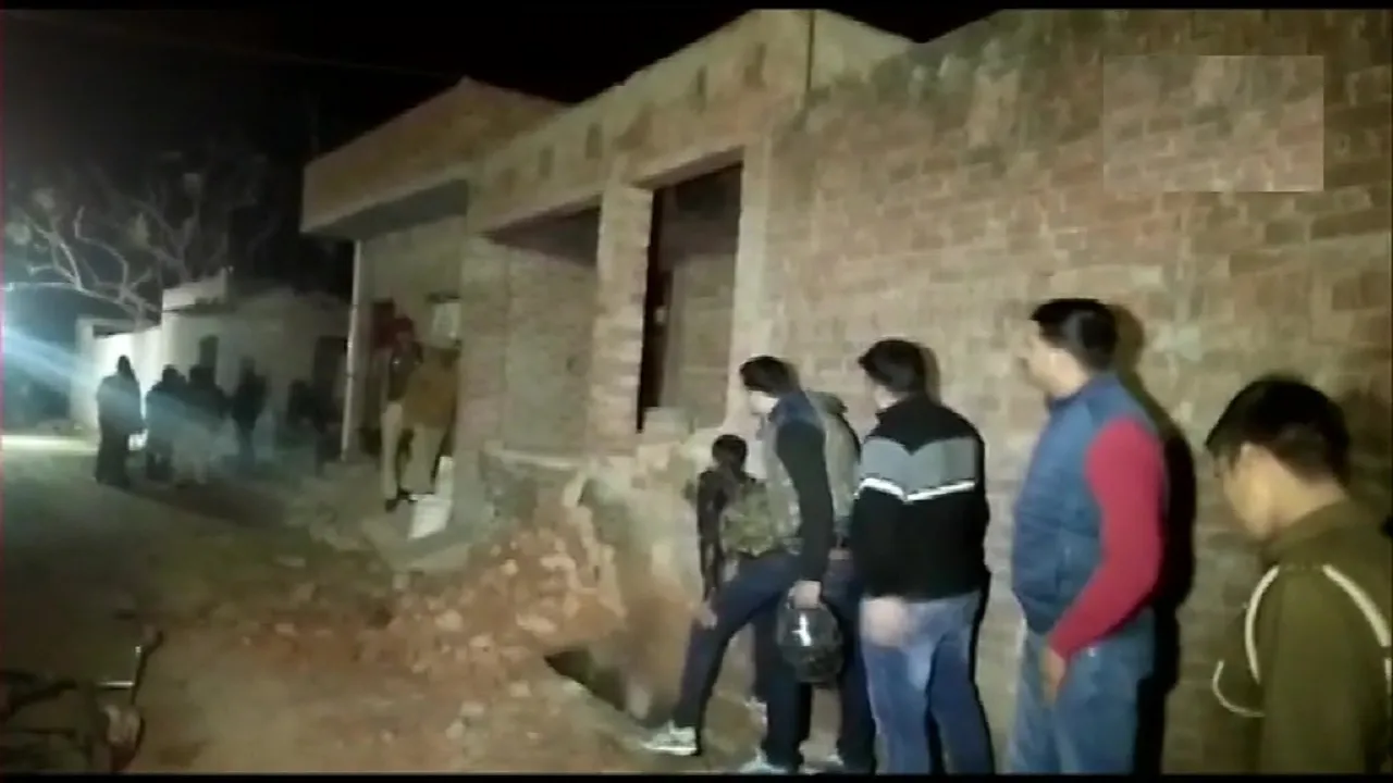 UP : फर्रुखाबाद में एक सिरफिरे ने 15-20 बच्चों के साथ महिलाओं को बनाया बंधक