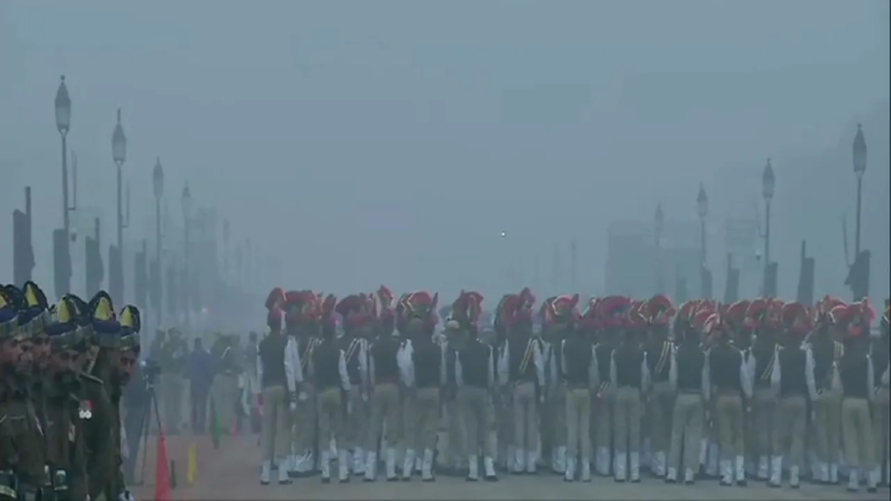 दिल्ली ने ओढ़ी कोहरे की चादर, ठंड में हो रही गणतंत्र दिवस की तैयारियां