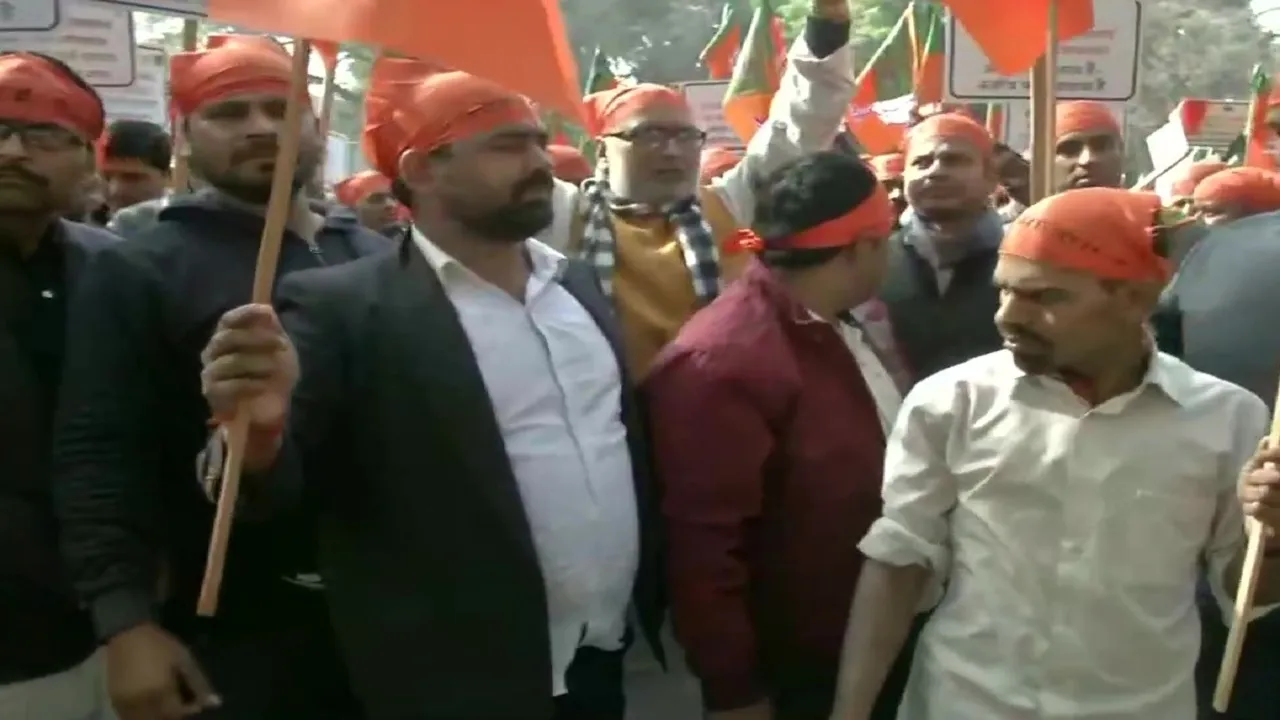 बीजेपी कार्यकर्ताओं ने टिकट बंटवारे को लेकर पार्टी कार्यालय के बाहर किया प्रदर्शन