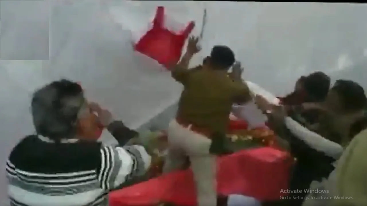 VIDEO: रेस्टोरेंट लॉन्चिंग के दौरान बीजेपी-कांग्रेस कार्यकर्ता आपस में भिड़े, चलीं कुर्सियां