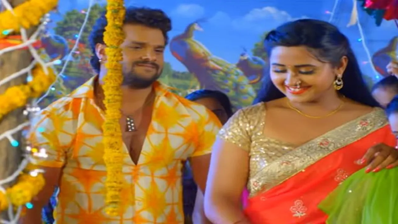 Bhojpuri Song: खेसारी लाल यादव ने काजल राघवानी से भरी महफिल में मांगा 'चुम्मा', देखें Video