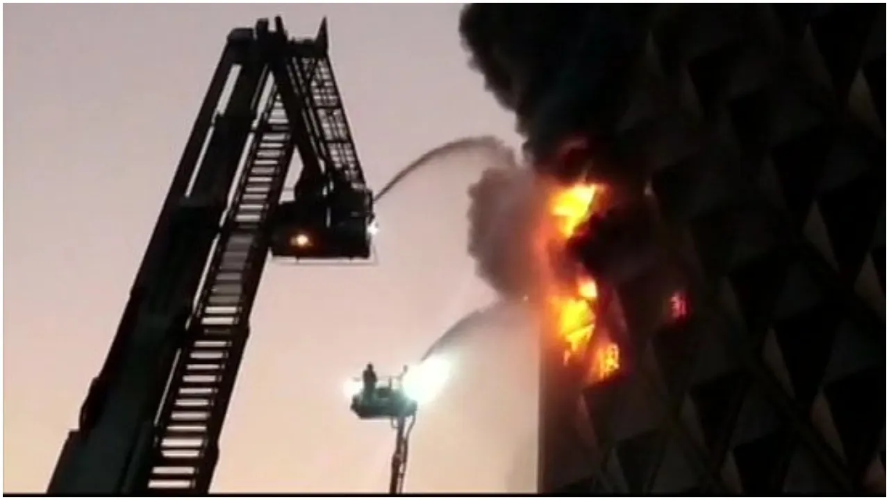 सूरत के रघुवीर कपड़ा मार्केट में भीषण आग, 40 से ज्यादा दमकल की गाड़ियां मौके पर