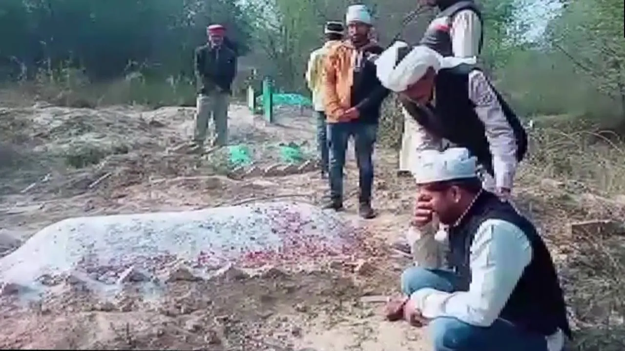 कब्रिस्तान जाकर कांग्रेस नेता ने रोते-रोते अपने पूर्वजों से पूछा- कहां है हमारी नागरिकता का सबूत
