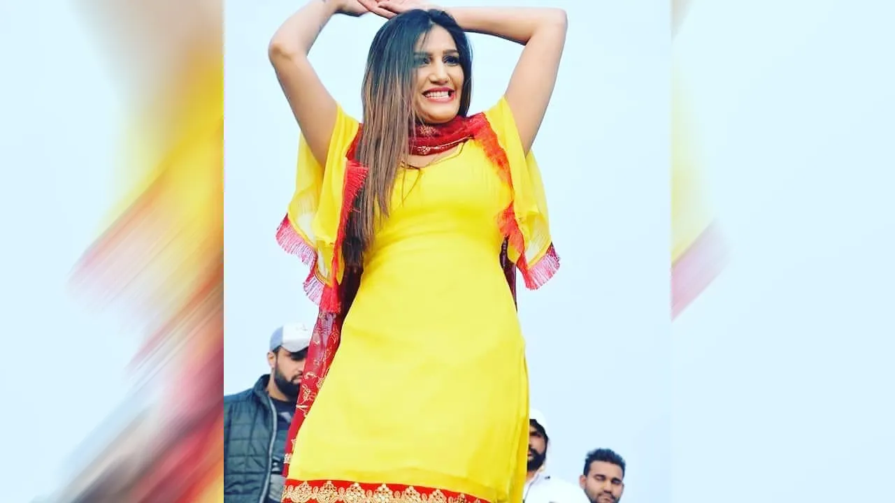 पीले सूट में सपना चौधरी ने स्टेज पर लगाई आग, देखें धमाकेदार Video