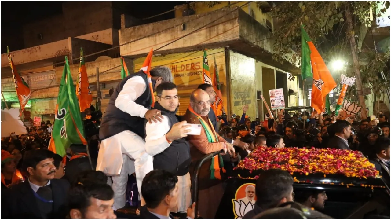 अमित शाह चुनाव प्रचार के बीच अचानक भाजपा कार्यकर्ता के घर भोजन करने पहुंचे