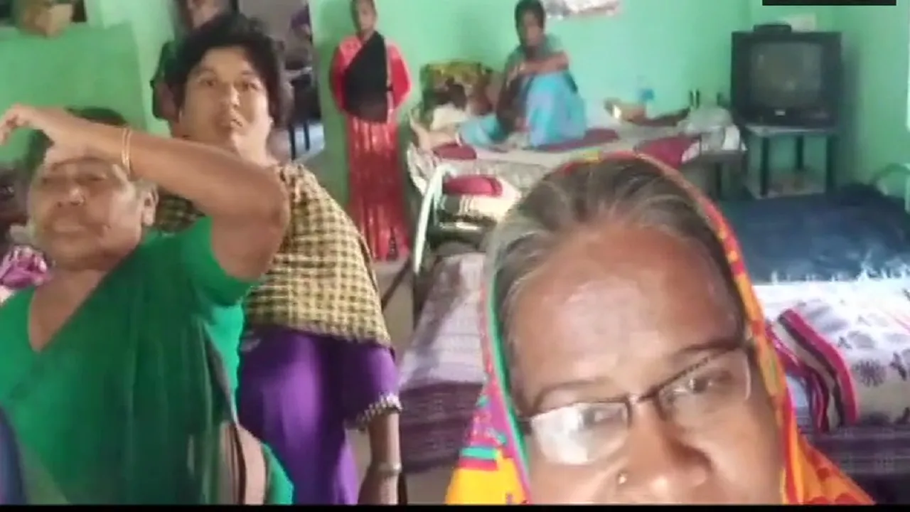 Telangana: एक कमरे में बंद थें 73 वृद्ध लोग, जानें क्या है पूरा मामला