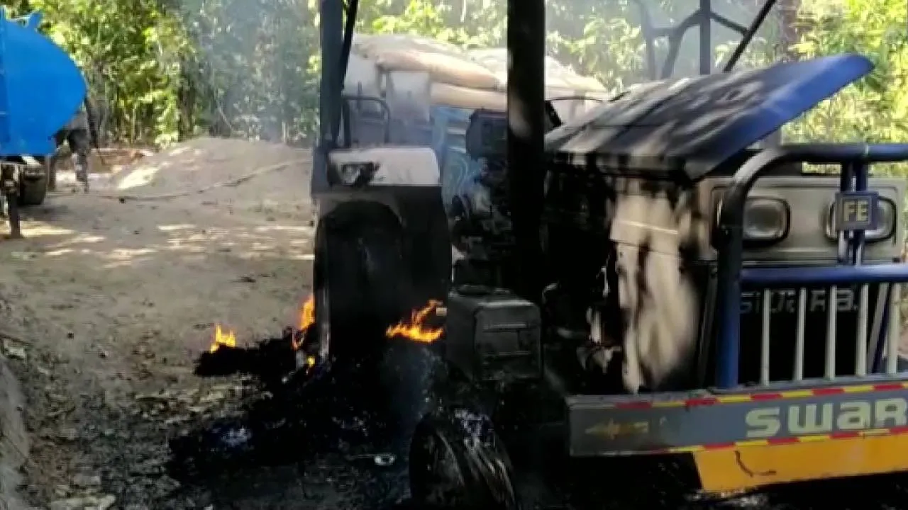 झारखंड: कंस्ट्रक्शन कंपनी के सुपरवाइजर का मर्डर, नक्सलियों ने सड़क निर्माण कार्य में लगे वाहन फूंके