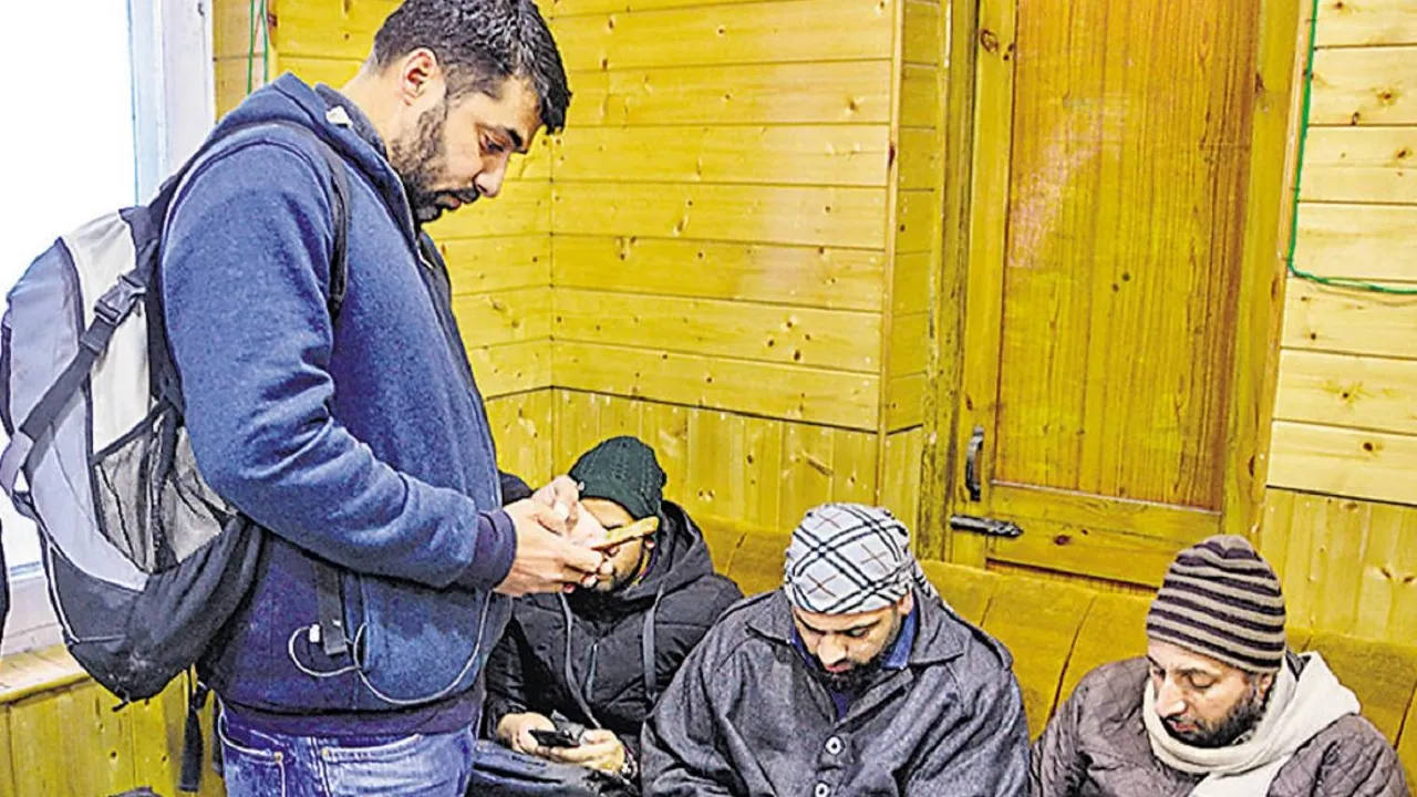 कश्मीर में 2G मोबाइल इंटरनेट सेवाएं बहाल, इस वजह से किया गया था बंद
