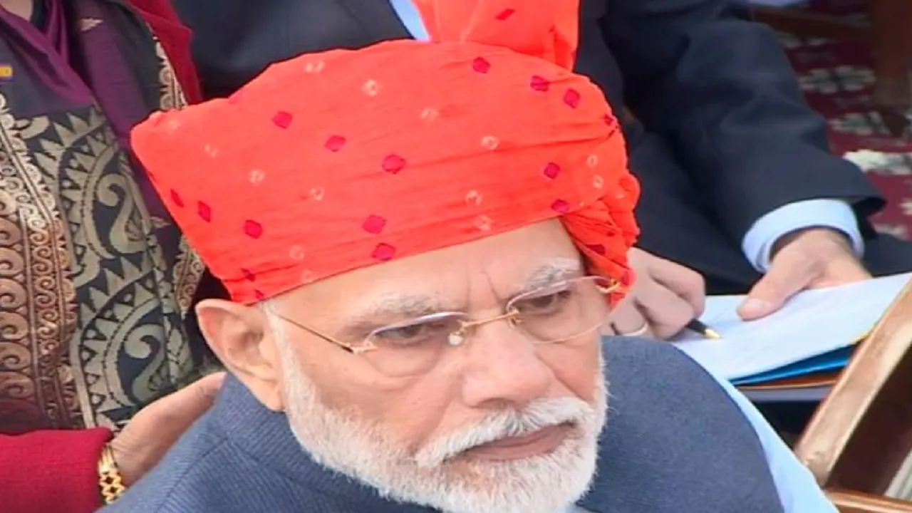 प्रधानमंत्री नरेंद्र मोदी ने बांधा केसरिया रंग का 'बंधेज साफा', परंपरा रखी बरकरार