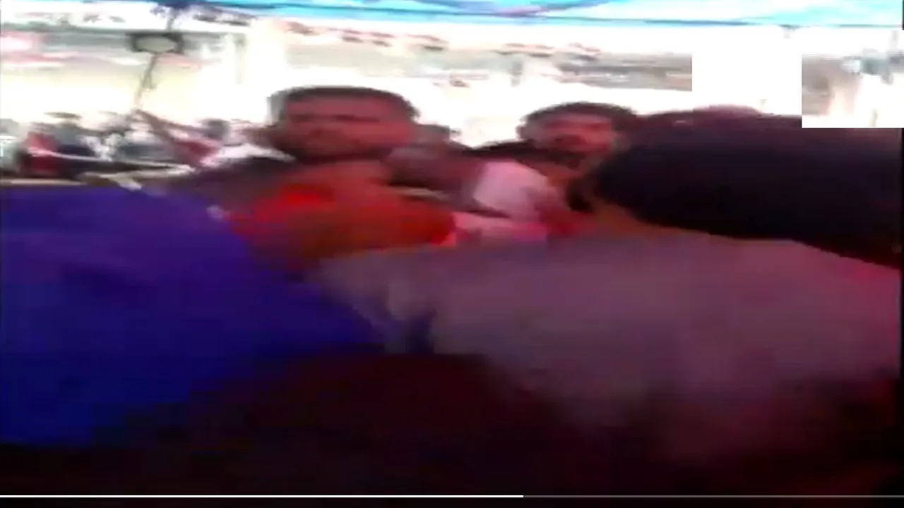 Video: शाहीन बाग में प्रदर्शनकारियों के बीच युवक ने लहराया पिस्टल, मची भगदड़