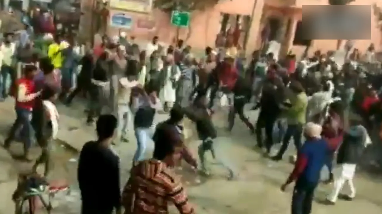 CAA के पक्ष और विपक्ष के दो गुटों में जमकर चली लाठियां, 15 घायल