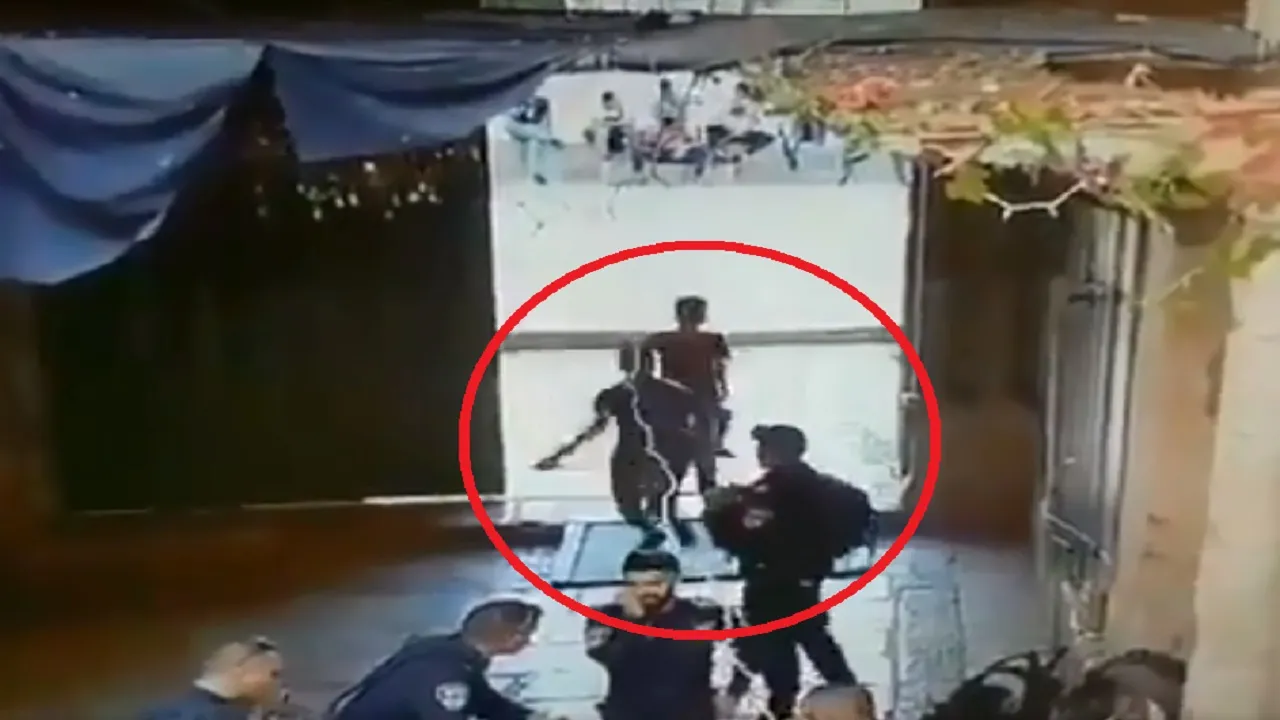 Viral: इजरायल पुलिस पर फिलिस्तीनी लड़कों ने किया जानलेवा हमला, पलक झपकते पुलिस ने छलनी कर दिया सीना