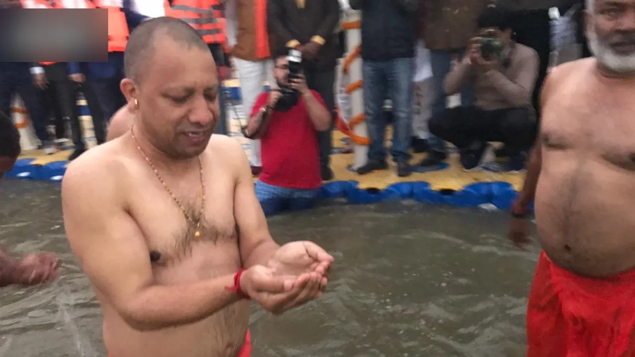 बसंत पंचमी पर CM योगी पहुंचे प्रयागराज, संगम में लगाई डुबकी, देखें तस्वीरें