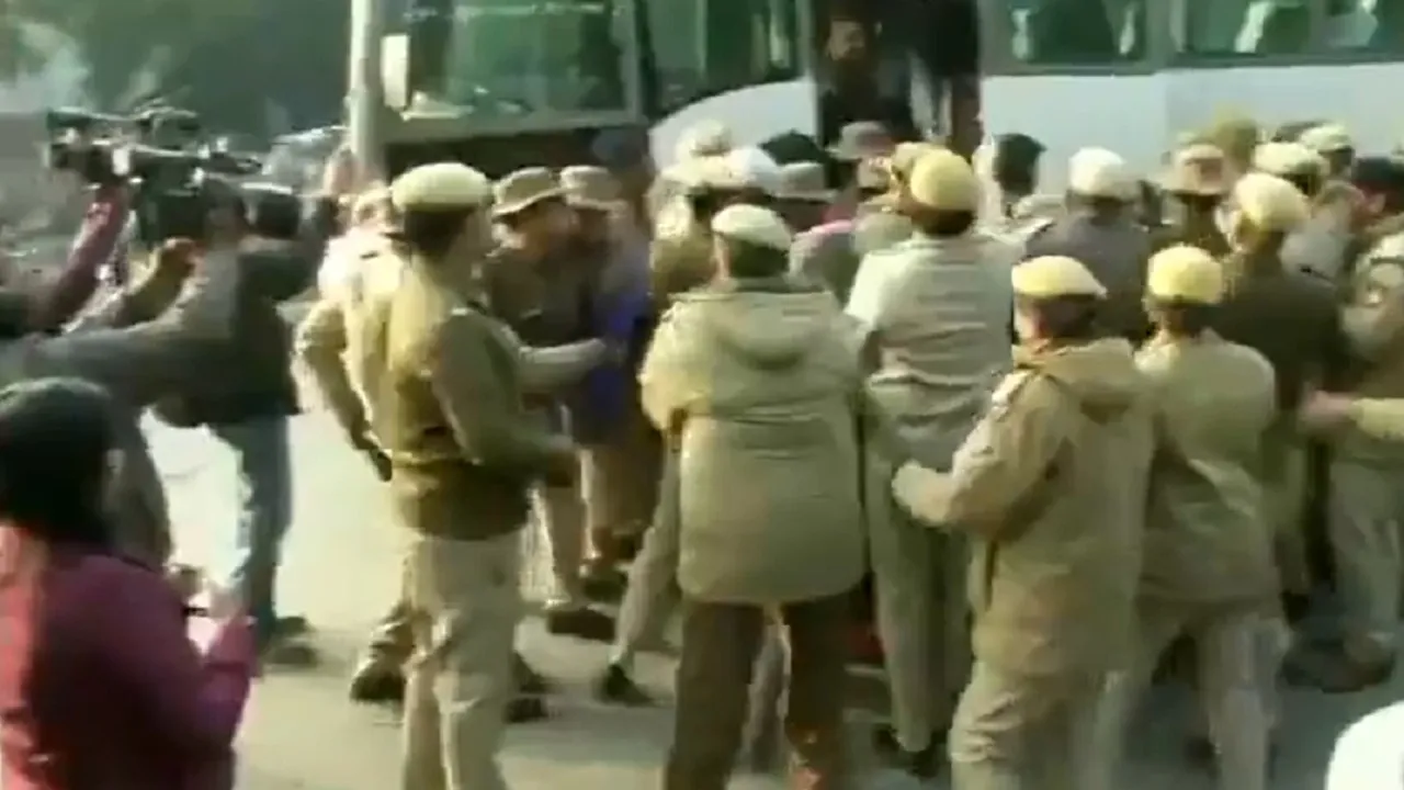 पुलिस मुख्यालय के सामने प्रदर्शन कर रहे प्रदर्शनकारियों को पुलिस ने किया Detain