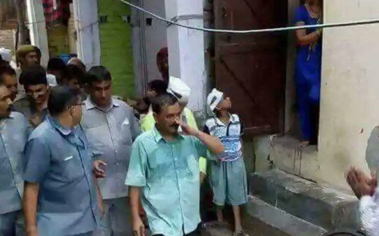 Fact Check: क्या चुनाव प्रचार के दौरान अरविंद केजरीवाल पर फेंका  गया गंदा पानी