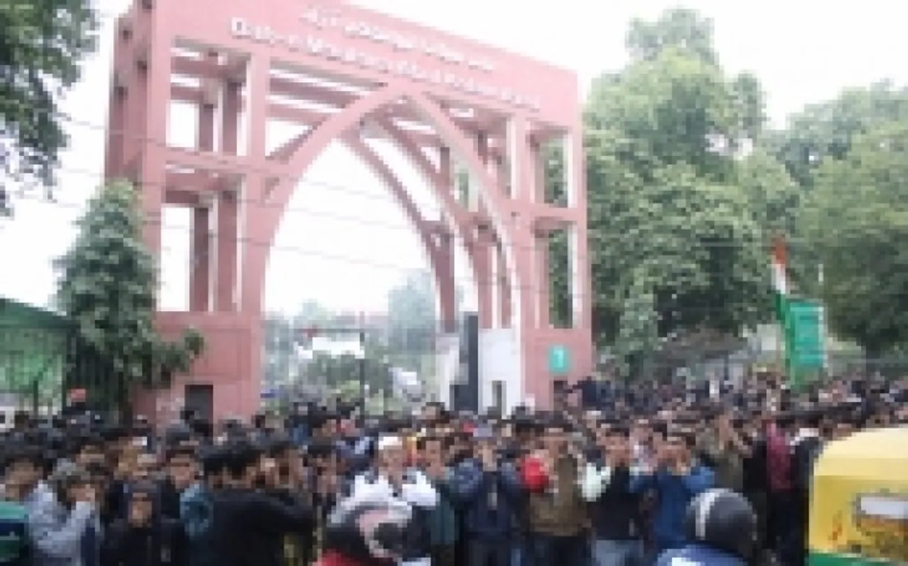 Uttar Pradesh: अलीगढ़ में CAA के खिलाफ निकाले जा रहे मार्च को पुलिस ने रोका