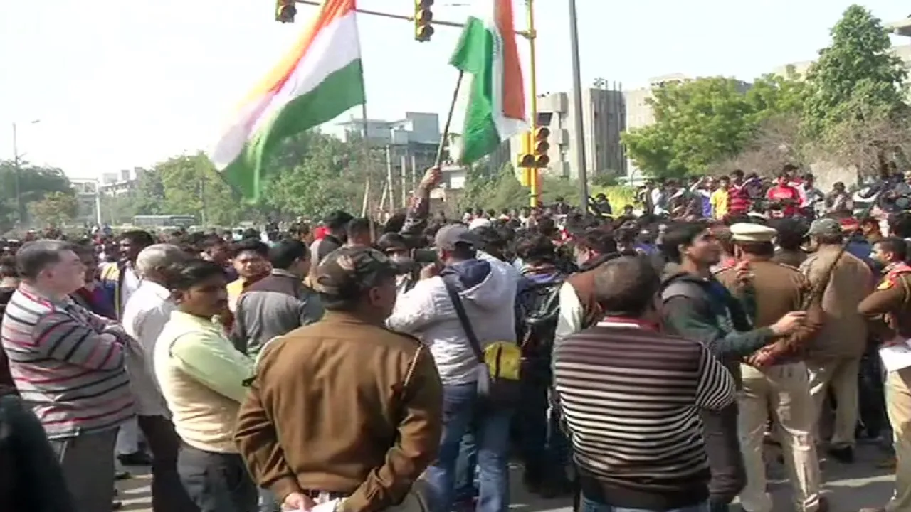 शाहीन बाग में धरने पर बैठी महिलाओं के खिलाफ लोगों ने किया प्रदर्शन