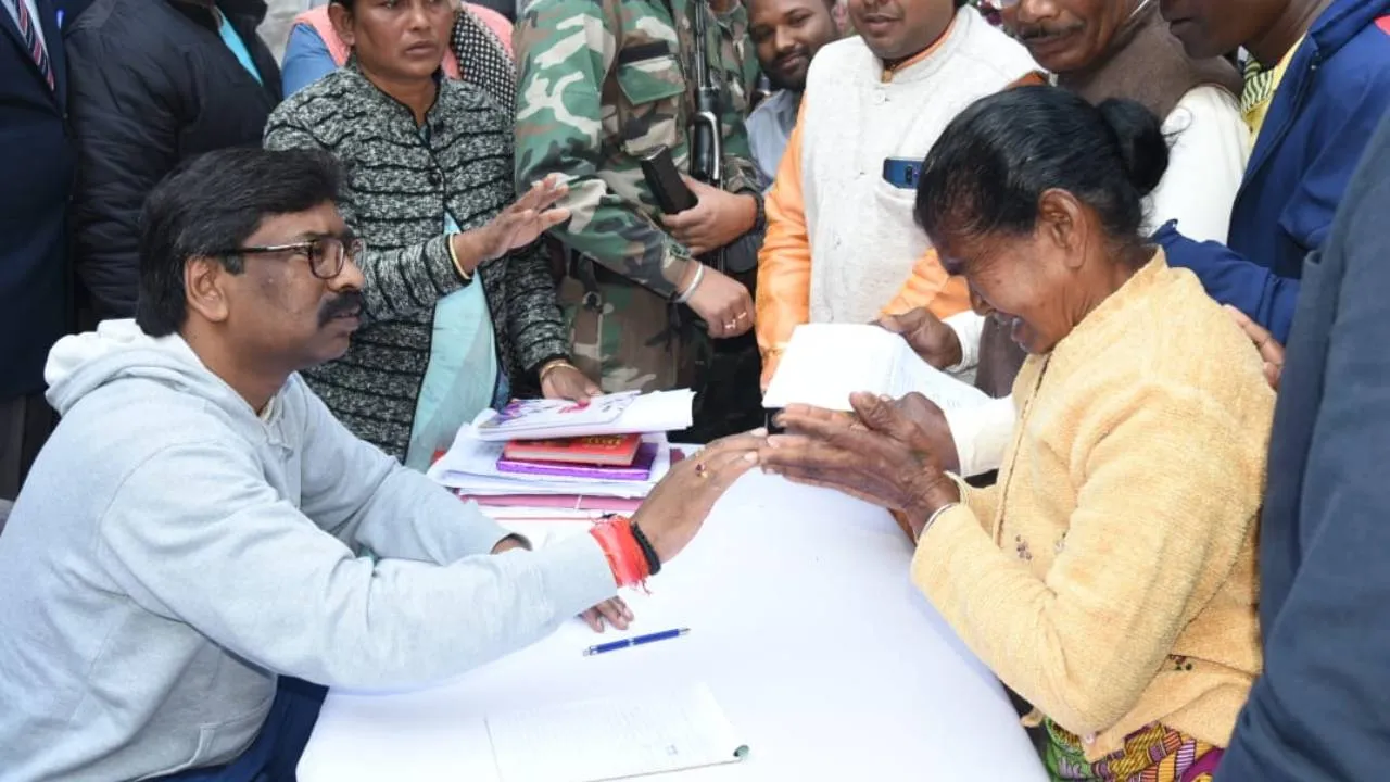 झारखंडः अपना दुख दर्द लेकर उमड़े लोग और मुख्यमंत्री सबसे मिलते रहे