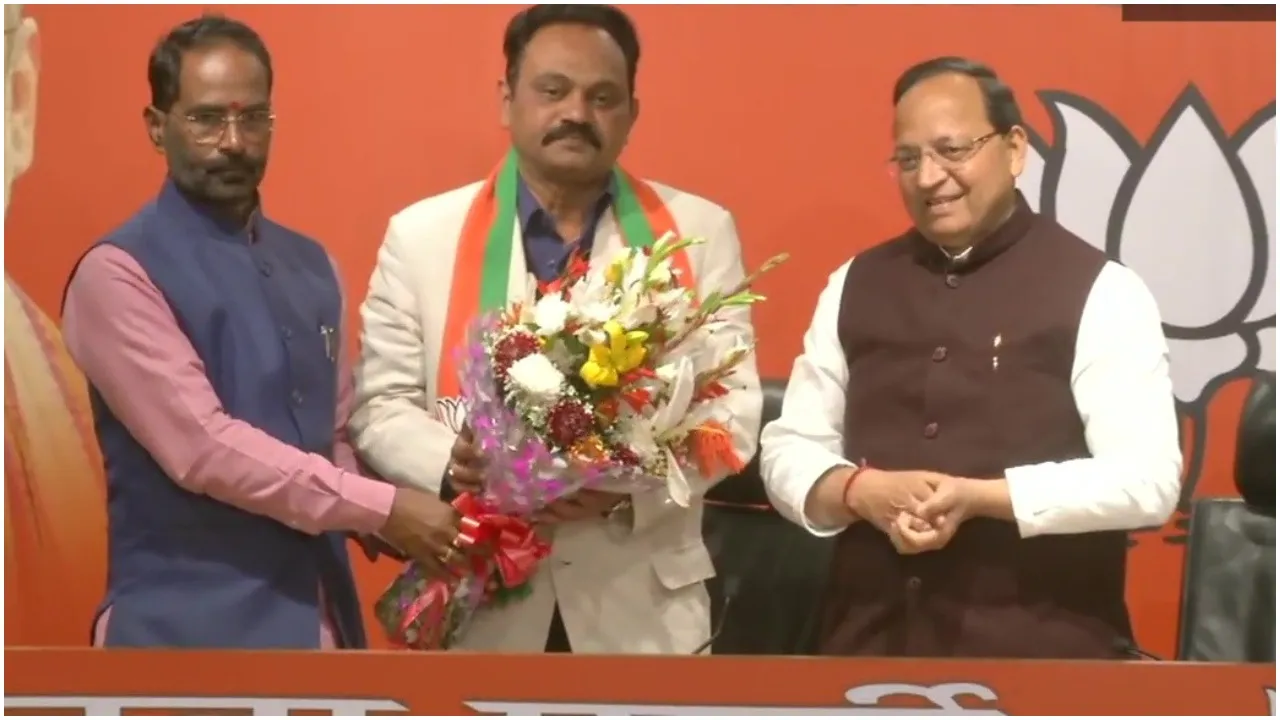 कांग्रेस को बड़ा झटका, वरिष्‍ठ नेता जनार्दन द्विवेदी के बेटे समीर द्विवेदी बीजेपी में शामिल