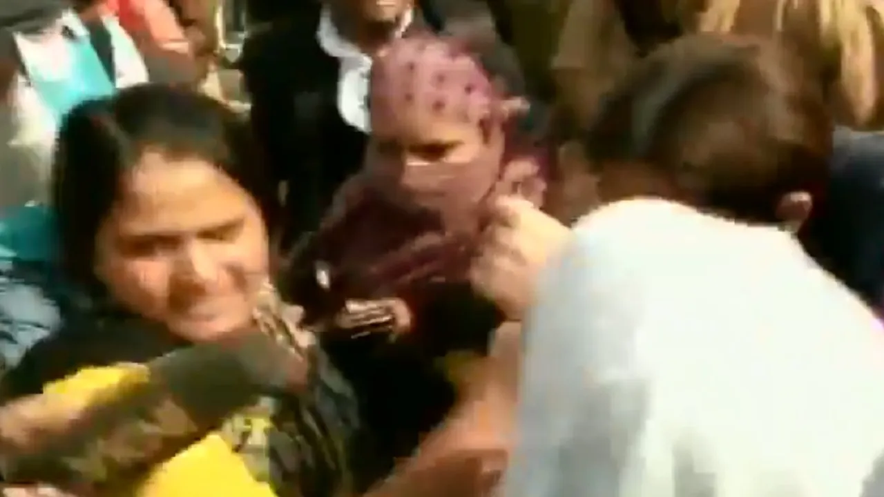 Shaheen Bagh: बुर्के में कैमरा छिपाकर पहुंची गैरमुस्लिम महिला को प्रदर्शनकारियों ने पकड़ा